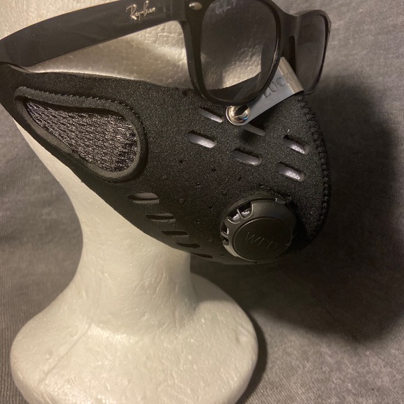 Black mesh protective mask w/2, 1way airflow valve - Picture 5 of 5